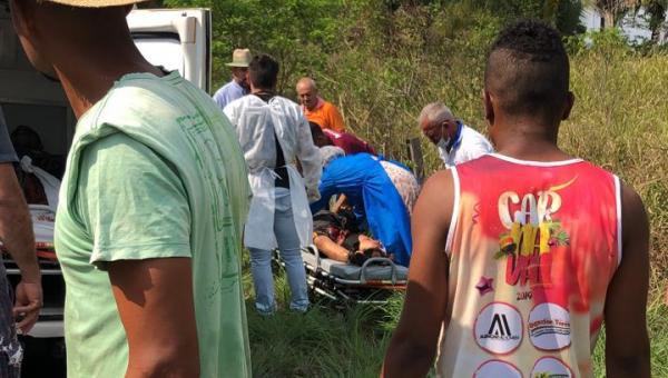 ACIDENTE: jovem e criança de Ananás sofrem acidente de moto próximo a Luzinópolis. Equipe de Saúde tentam localizar com urgência os familiares 