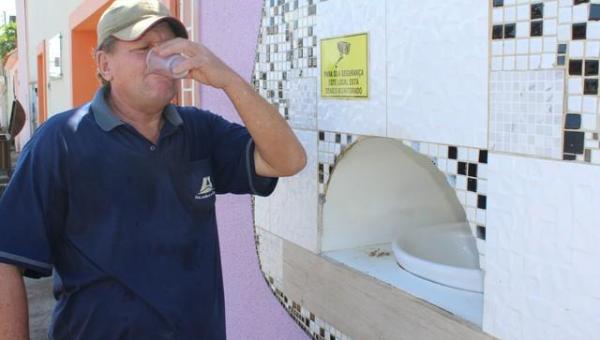 Advogada de RO constrói bebedouro no muro de casa para moradores de rua: 'a sede é uma tortura', diz