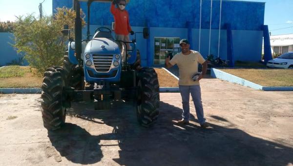 AGRICULTURA: Riachinho adquire novo trator que beneficiará os pequenos produtores do município 