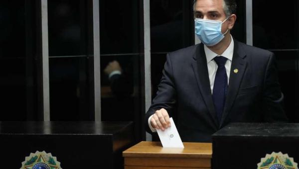 Aliado de Bolsonaro e PT, Pacheco vence eleição no Senado