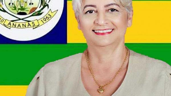 Pré-candidata a prefeita Anália Borges homenageia os pais de Ananás pelo seu dia