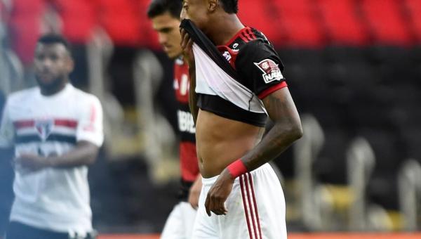 Análise: erros individuais chamam atenção, mas Flamengo precisa resolver problema mais amplo na defesa