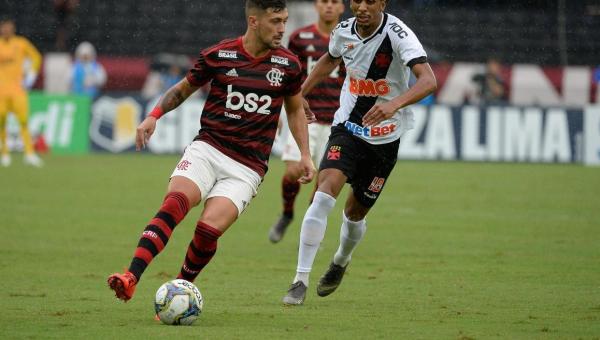 Análise: vertical e objetivo com Arrascaeta, Flamengo envolve o Vasco e se aproxima do título