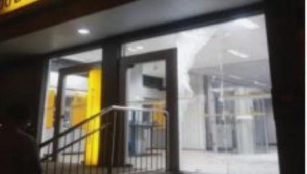 ANANÁS: Homem tem ataque de fúria e quebra porta de agência bancária no norte tocantins