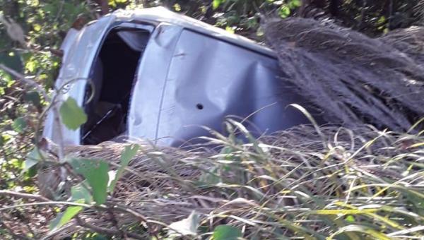 ANANÁS: motorista perde o controle e capota carro na TO-210
