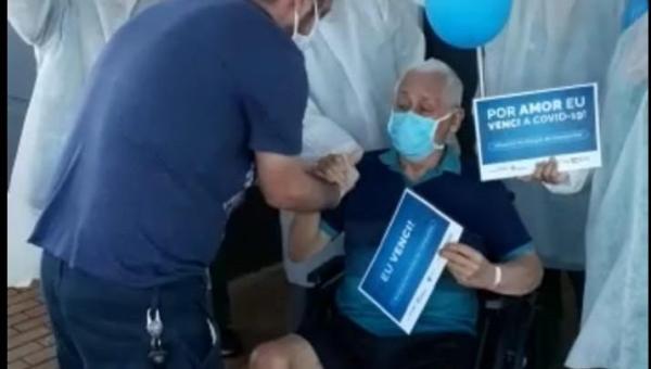 ANANÁS: Paciente recuperado de Covid-19 recebe alta sob aplausos da equipe de saúde do Hospital Municipal de Campanha de Araguaína