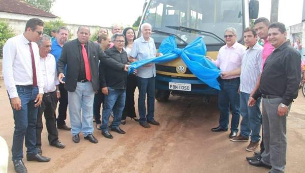 Ananás recebe Cadeira Odontológica e Micro-ônibus da Deputada Federal Dulce Miranda