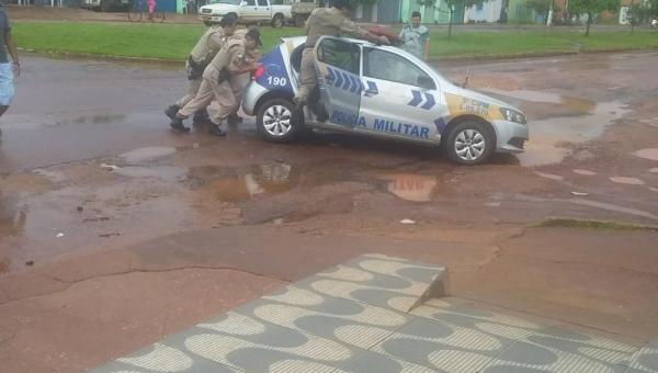 ANANÁS: Viatura da PM cai e fica presa em buraco na Avenida Duque de Caxias