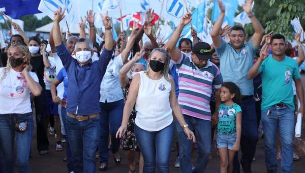 ANGICO: Raimunda Reis e Cleofan participam de grande movimento do adesivaço e caminhada na Vila Chico Maior