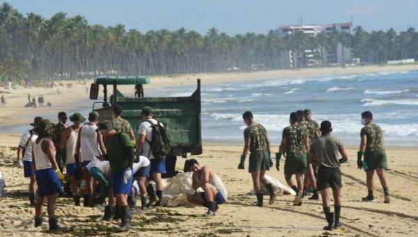 Após 2 meses, governo põe Exército para limpar praias