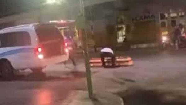 ARAGUAÍNA: Caixão e cadáver caem de carro funerário no centro da cidade
