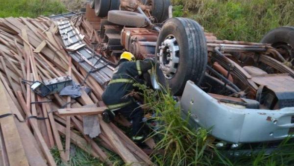 ARAGUAÍNA: Caminhão sai da pista, capota na BR-226 e motorista morre presos às ferragens