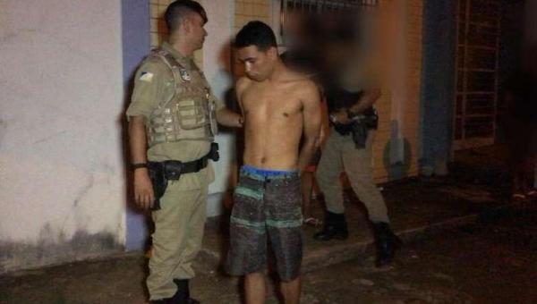 ARAGUAÍNA: dupla revistada na frente de igreja é flagrada com drogas, dinheiro e celular roubado