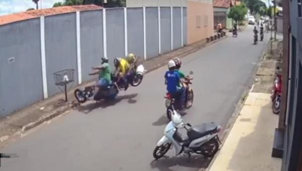 ARAGUAÍNA: Entregador de gás é surpreendido por motociclista que tentava fazer manobra indevida