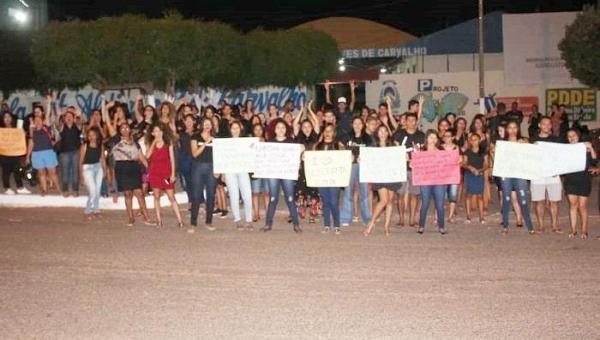 ARAGUATINS: Acadêmicos protestam contra Reitoria da Unitins por exoneração de Ulissevânia