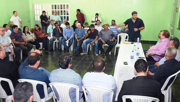ARAGUATINS: Carlesse tem reunião fechada com prefeitos do Bico e recebe cobranças