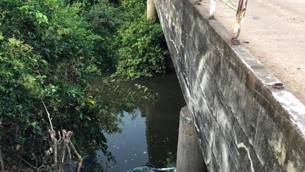 ARAGUATINS: Carro cai de ponte na Santa Tereza