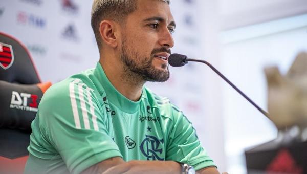 Arrascaeta faz jogo 100 pelo Flamengo e quer aproveitar brecha do Inter: 