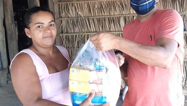 Assentados compartilham histórias de vida durante entrega de alimentos pelo Governo do Tocantins no Bico do Papagai