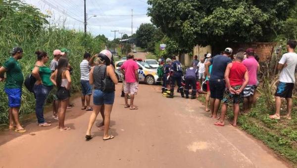 Atiradores em carro executam homem no meio da rua em plena luz do dia