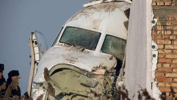 Avião com quase 100 cai logo após decolagem no Cazaquistão