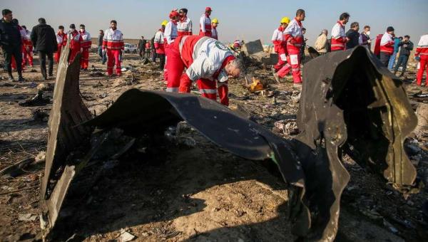 Avião que caiu no Irã pegou fogo no ar, diz investigação