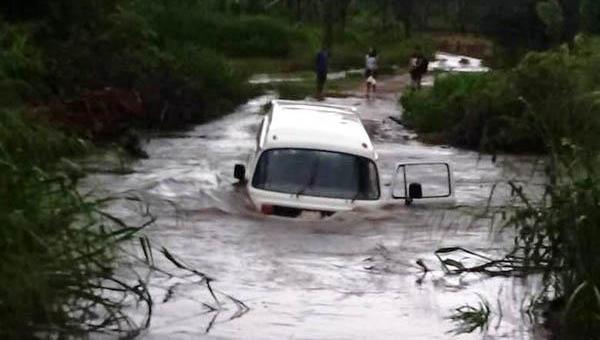 BACURI: veículo escolar fica preso em ponte e é invadido por enchente