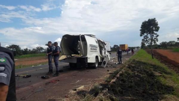 Bandidos explodem carro-forte na BR-153 e levam dinheiro