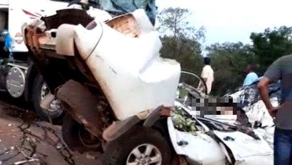 Batida de frente entre caminhonete e caminhão causa morte na BR-153
