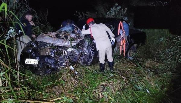 Batida entre carro e caminhonete deixa homem morto e preso às ferragens na BR-153