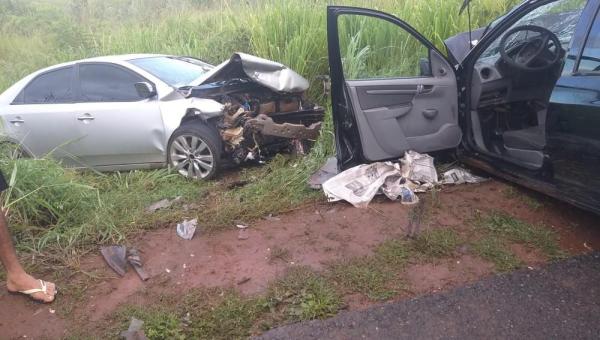 Batida entre dois carros deixa mulher morta e homens feridos na BR-153