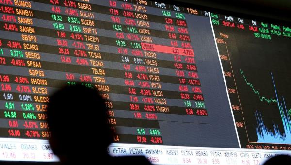 Bolsa fecha acima de 100 mil pontos pela primeira vez em quatro meses