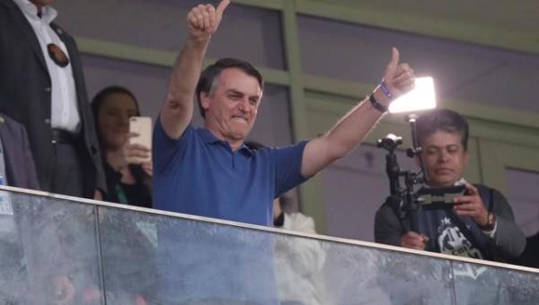 Bolsonaro defende volta do futebol e diz que chance de jogadores morrerem de Covid-19 é infinitamente pequena