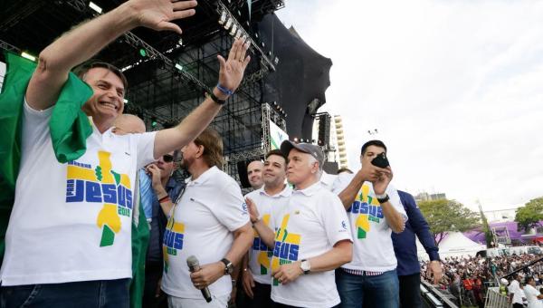 Bolsonaro é o 1º presidente na Marcha para Jesus e admite disputar reeleição