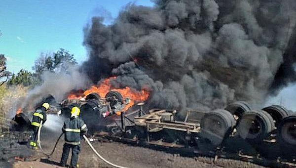 Bombeiros militares combatem incêndio em caminhão no município de Fátima