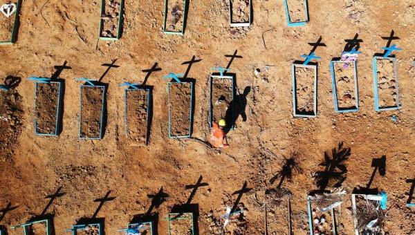 Brasil registra 1.300 mortes por covid-19 nas últimas 24h