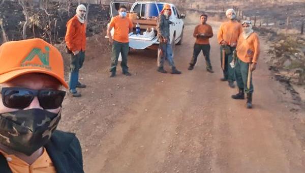 Brigadistas do Naturatins combatem incêndio florestal na madrugada dessa sexta-feira, 4