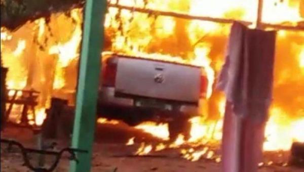 Brincadeira de criança com fogo termina com caminhonete e barraco queimados