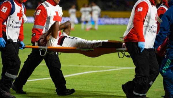 Bruno Henrique é avaliado, caminha com auxílio de muletas, mas médico descarta fratura: 