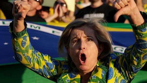 Cai apoio à democracia no Brasil, revela Datafolha