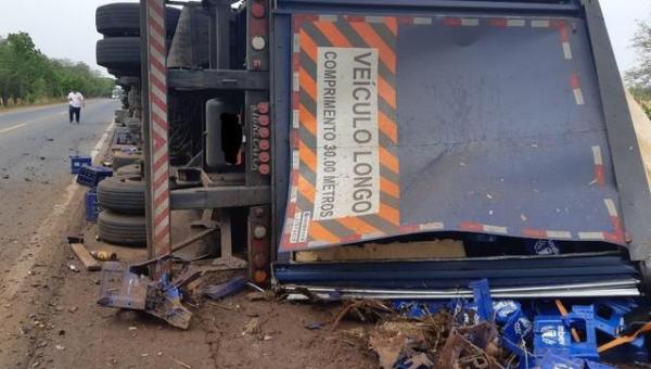 Caixas de cerveja ficam espalhadas por rodovia após caminhão tombar