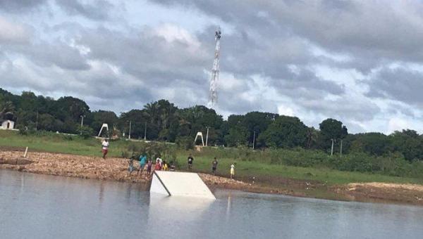 Caminhão com carne cai no Rio Tocantins e populares saqueiam carga