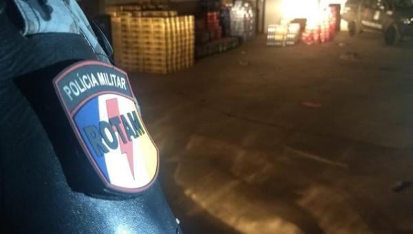 Carga de bebidas roubada de caminhão é recuperada pela Rotam em galpão abandonado