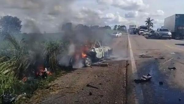 CARIRI: carro pega fogo após colisão na BR-153