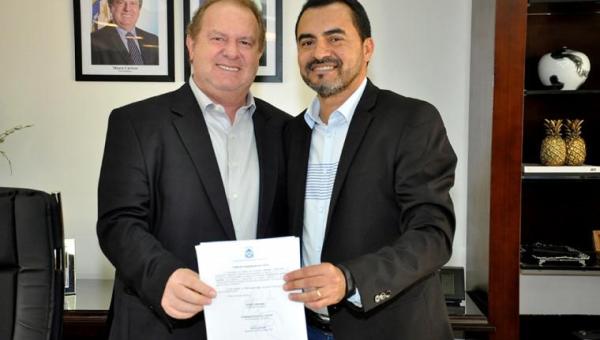 Carlesse transmite cargo de governador a Wanderlei Barbosa e viaja para Europa com a família
