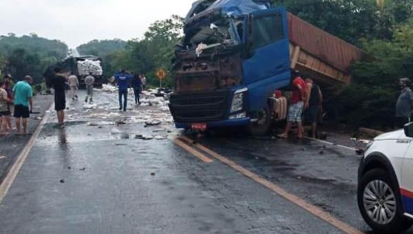 Carretas batem de frente na BR-153 e rodovia fica parcialmente interditada