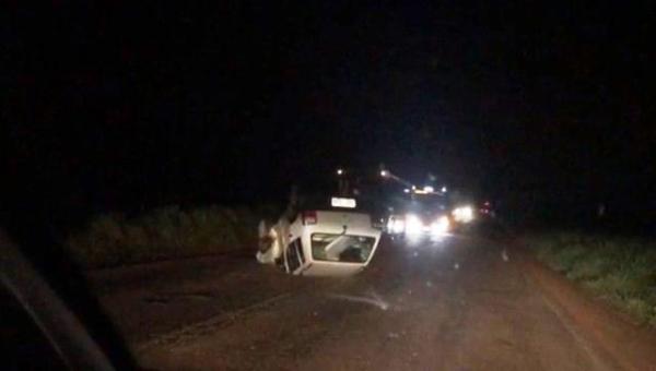 Carro capota após bater com caminhonete na TO-080