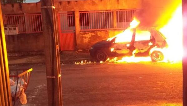 Carro fica destruído após pegar fogo na região norte de Palmas