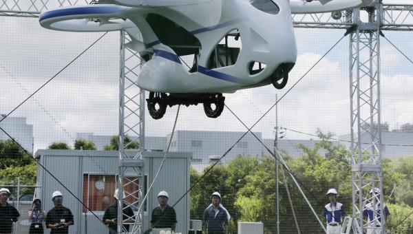 Carro voador japonês faz voo de um minuto em teste