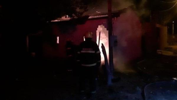 Casa fica destruída após ser tomada pelo fogo em Araguaína